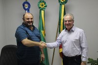 Prefeito transmite o cargo ao Presidente da Câmara de Vereadores